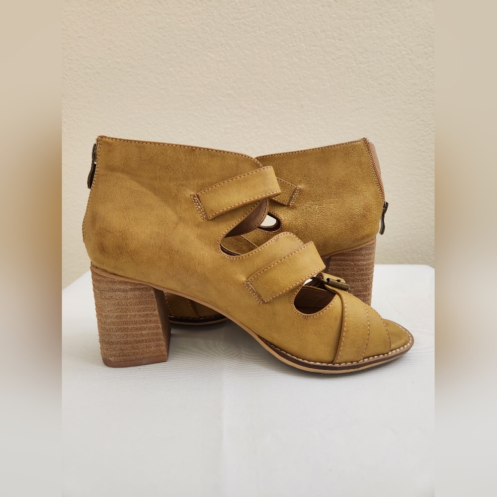 Beast Fashion Mustard Cutout Buckle Block Heel Sandals – Size 8.5